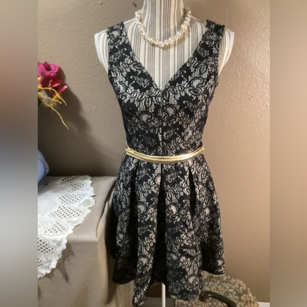 LACE BLACK W/CREAM Sleeveless size S.